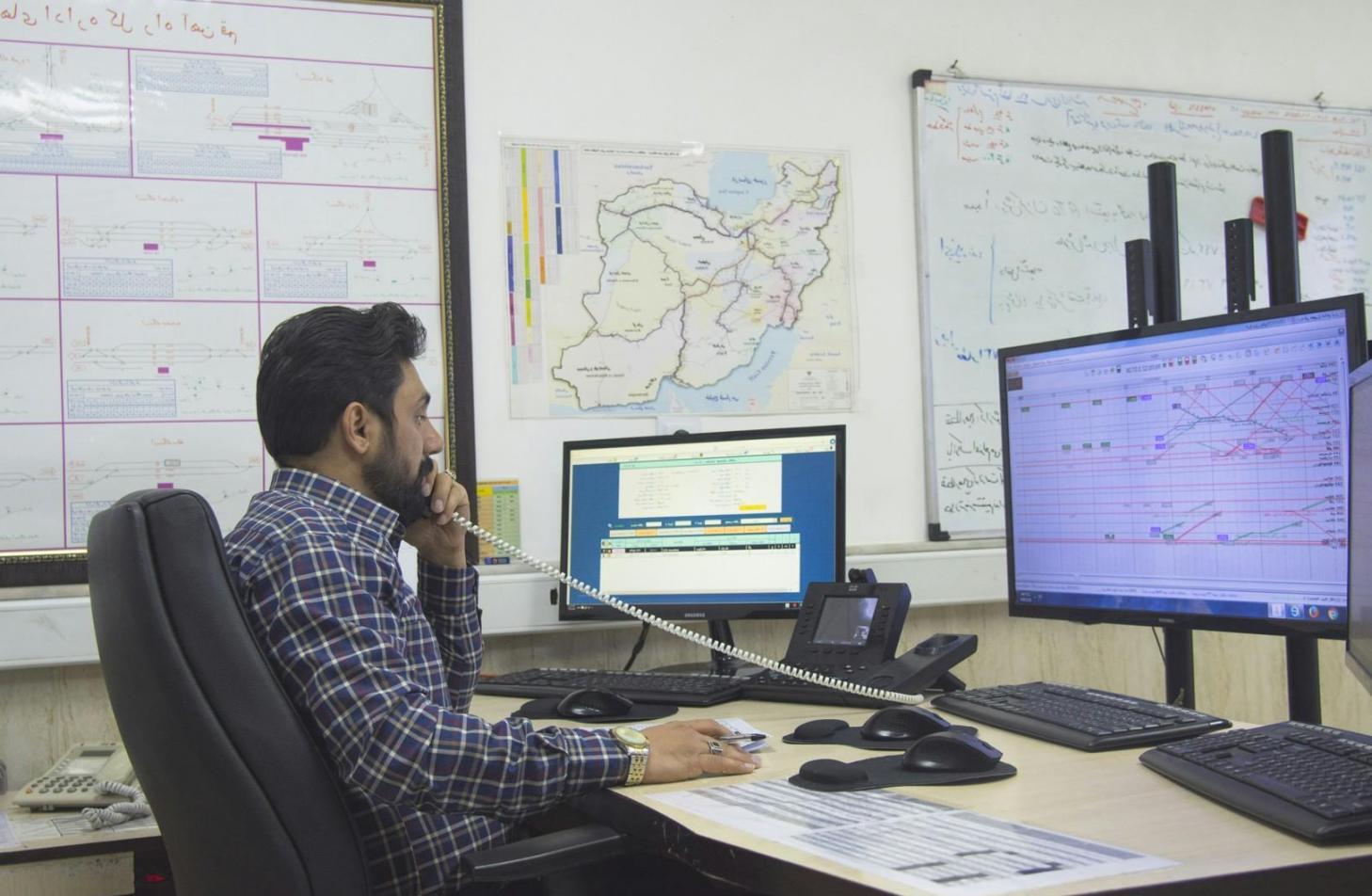 Peserta workshop sedang praktek langsung membangun model valuasi bisnis dengan guidance dari mentor