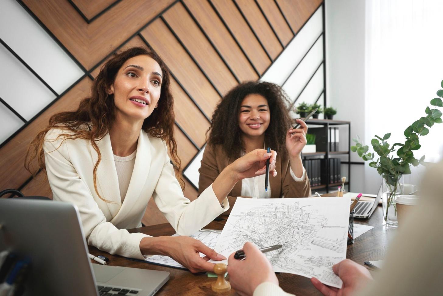 Suasana workshop modeling keuangan dengan peserta yang aktif berdiskusi dan belajar langsung dari praktisi