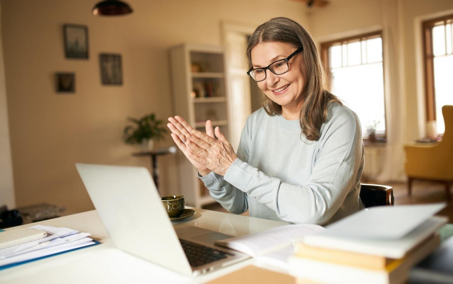 Sesi konsultasi dan pembahasan model keuangan bersama instruktur